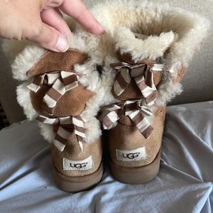 Ugg Classic short Bailey bow stripe. Chestnut. Size 7. Used